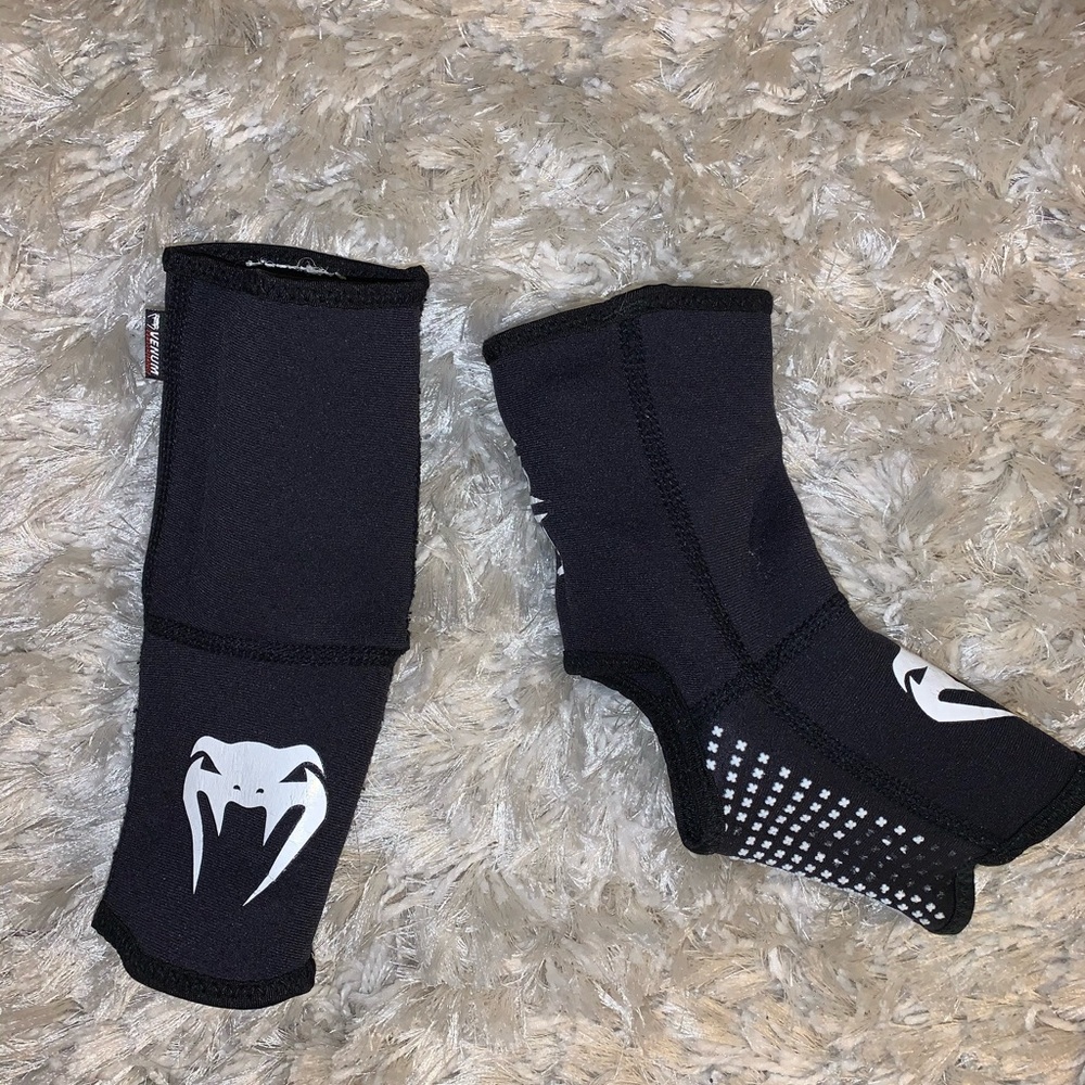 Venum ankle supports w/grip